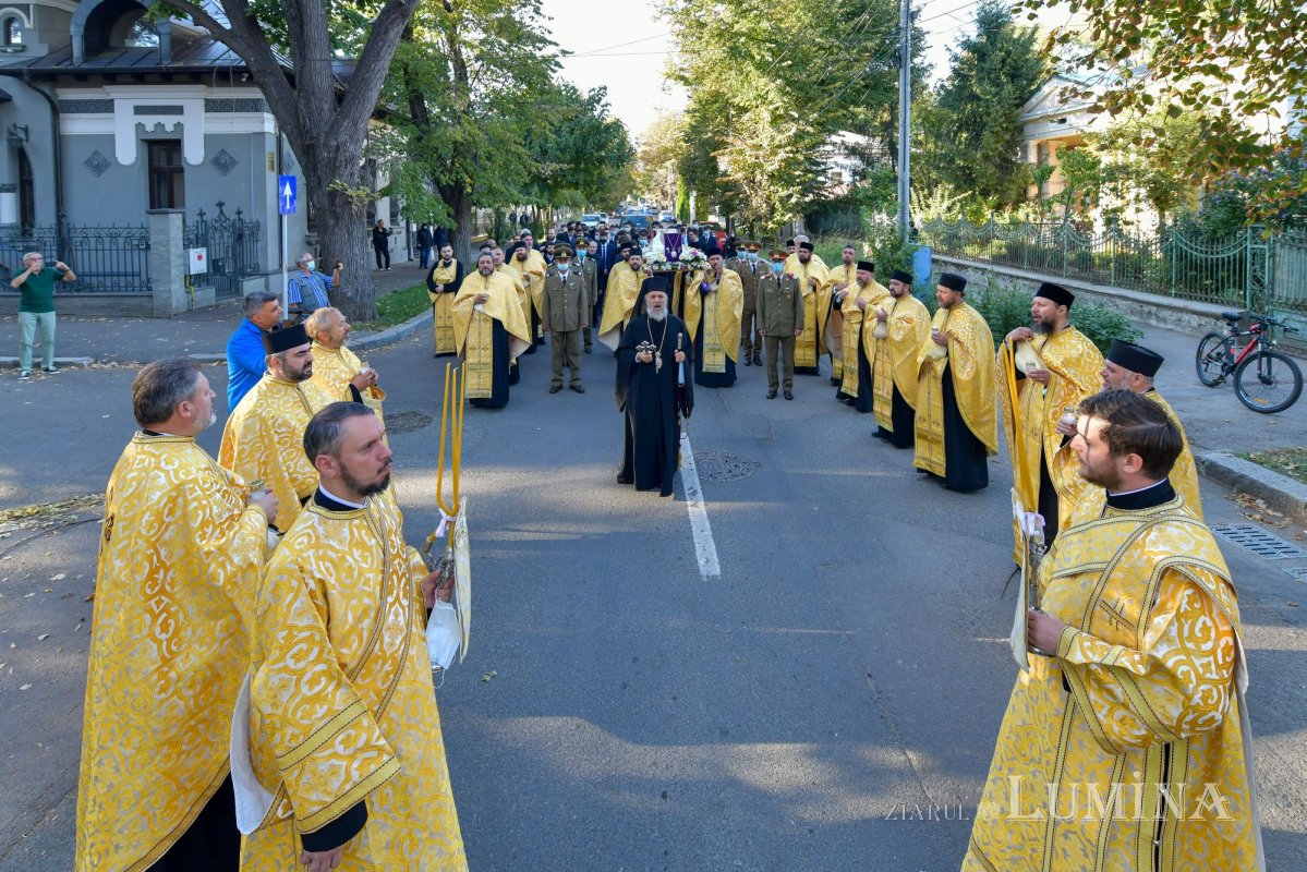 Osemintele Episcopului Nifon Niculescu purtate în procesiune la ceas de seară 185383