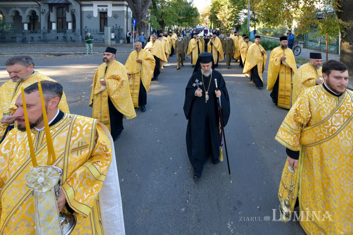 Osemintele Episcopului Nifon Niculescu purtate în procesiune la ceas de seară 185384