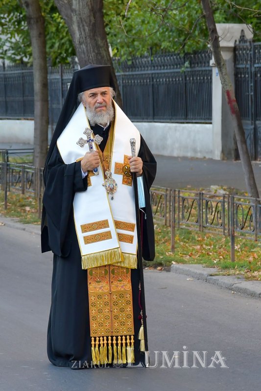 Osemintele Episcopului Nifon Niculescu purtate în procesiune la ceas de seară 185385