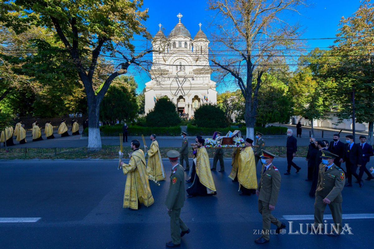 Osemintele Episcopului Nifon Niculescu purtate în procesiune la ceas de seară 185386