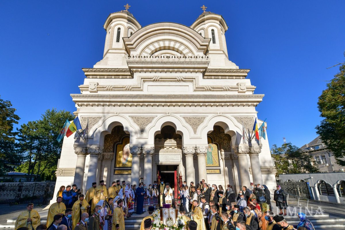 Osemintele Episcopului Nifon Niculescu purtate în procesiune la ceas de seară 185387