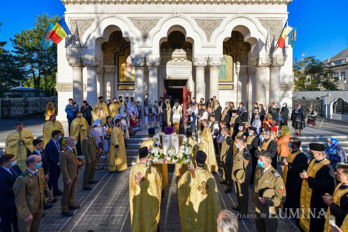 Osemintele Episcopului Nifon Niculescu purtate în procesiune la ceas de seară 185388