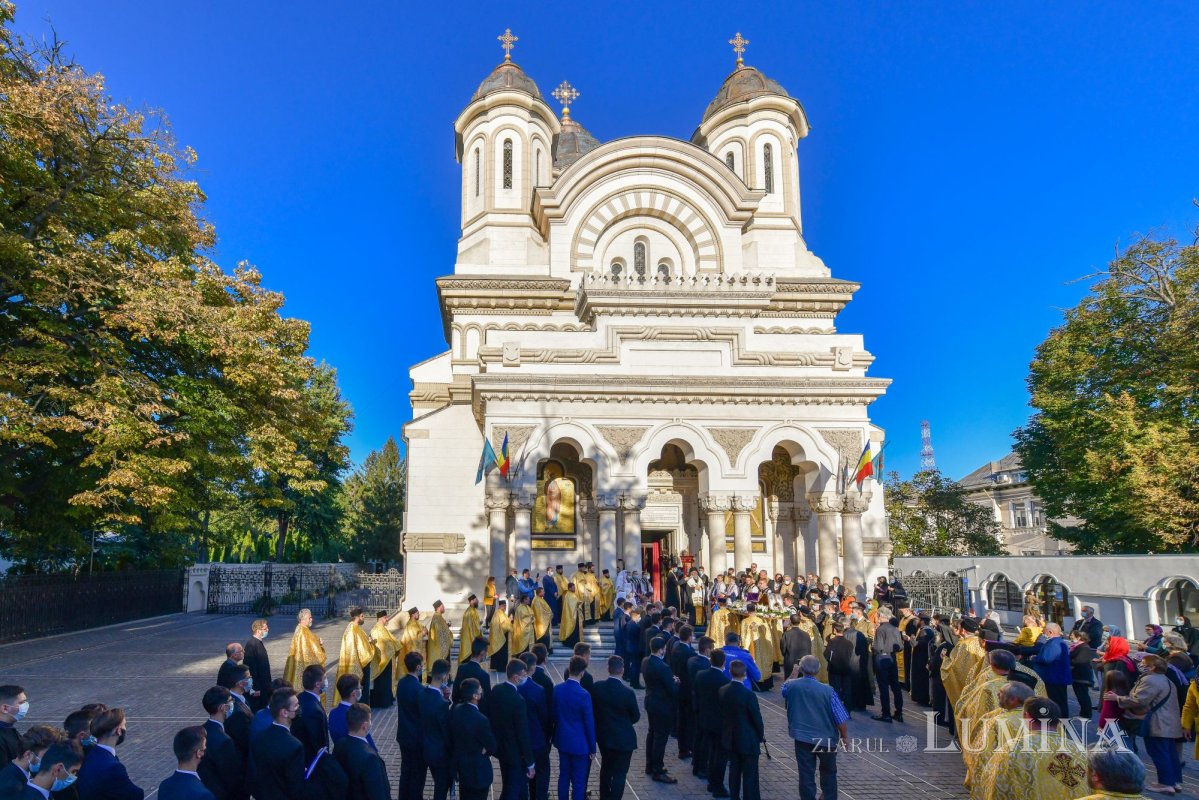Osemintele Episcopului Nifon Niculescu purtate în procesiune la ceas de seară 185389
