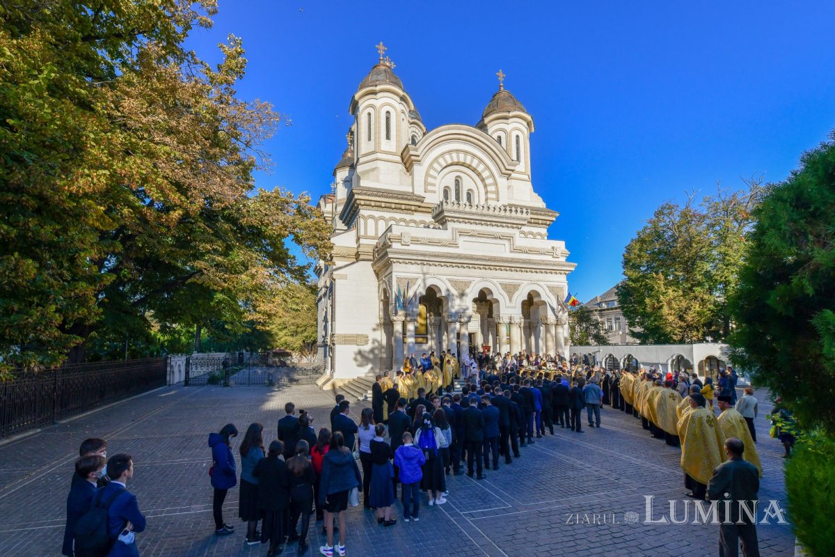 Osemintele Episcopului Nifon Niculescu purtate în procesiune la ceas de seară 185390