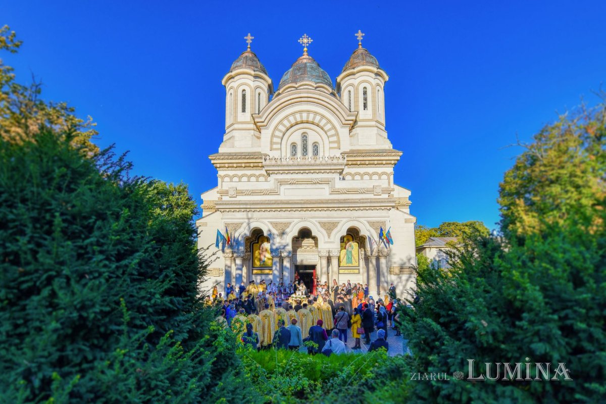 Osemintele Episcopului Nifon Niculescu purtate în procesiune la ceas de seară 185391