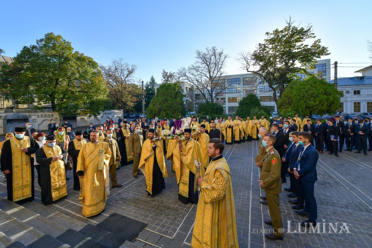 Osemintele Episcopului Nifon Niculescu purtate în procesiune la ceas de seară 185392