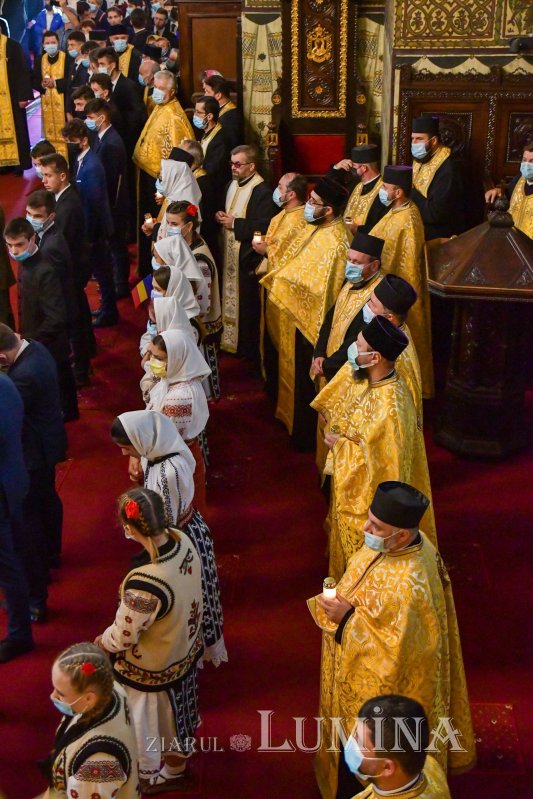 Osemintele Episcopului Nifon Niculescu purtate în procesiune la ceas de seară 185394