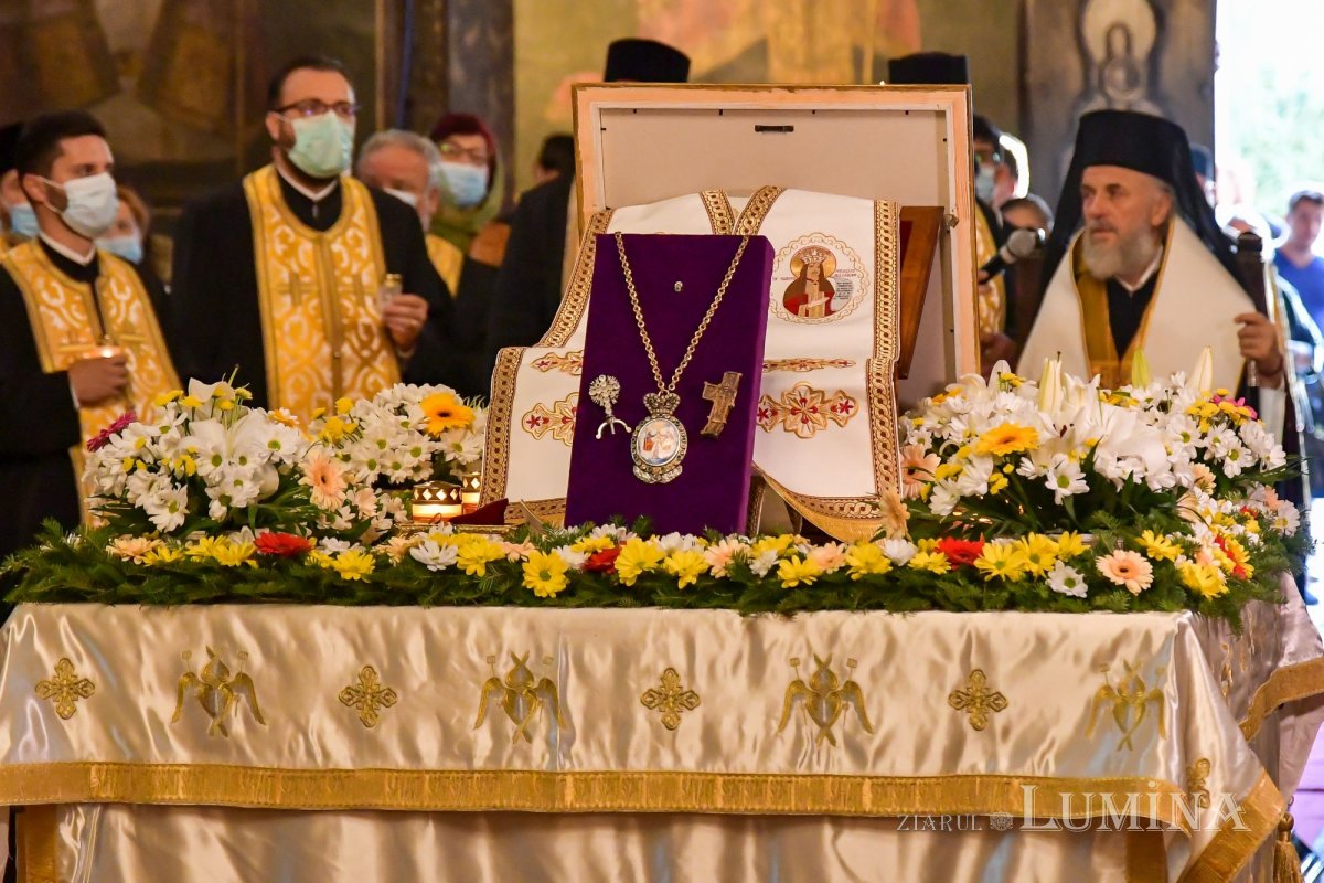 Osemintele Episcopului Nifon Niculescu purtate în procesiune la ceas de seară 185395