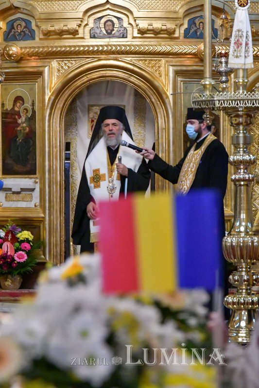 Osemintele Episcopului Nifon Niculescu purtate în procesiune la ceas de seară 185396