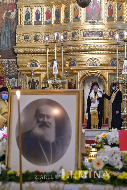 Osemintele Episcopului Nifon Niculescu purtate în procesiune la ceas de seară 185397