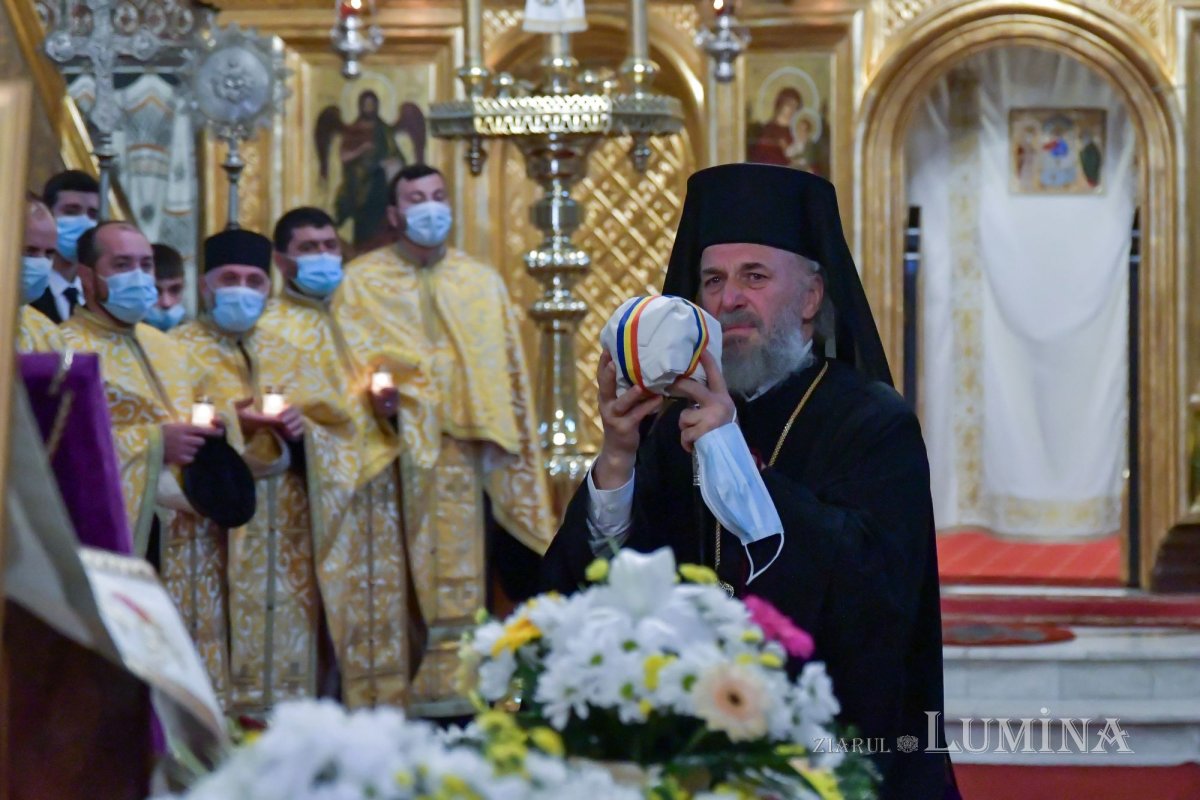 Osemintele Episcopului Nifon Niculescu purtate în procesiune la ceas de seară 185398