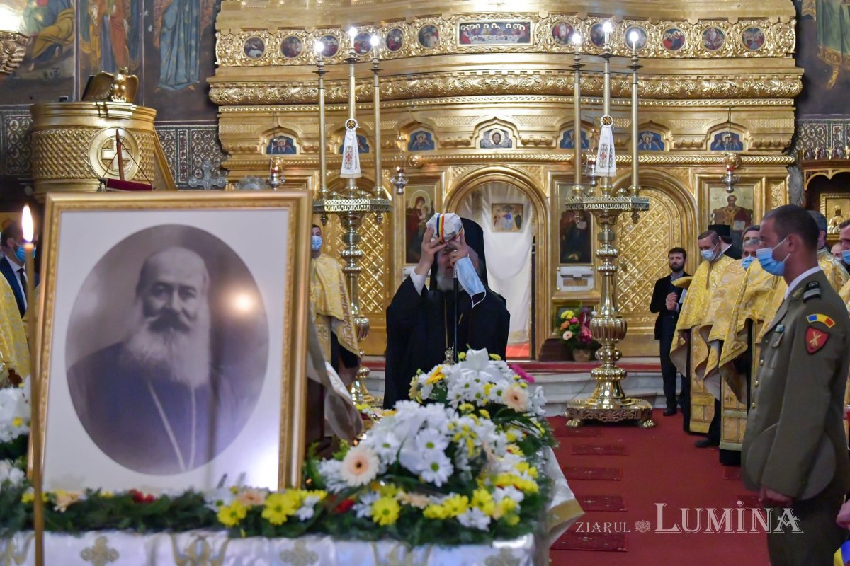 Osemintele Episcopului Nifon Niculescu purtate în procesiune la ceas de seară 185399