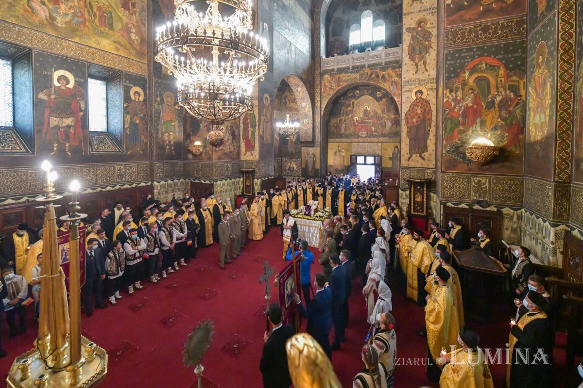 Osemintele Episcopului Nifon Niculescu purtate în procesiune la ceas de seară 185400