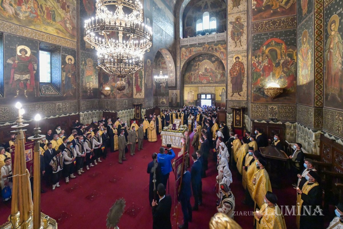Osemintele Episcopului Nifon Niculescu purtate în procesiune la ceas de seară 185401