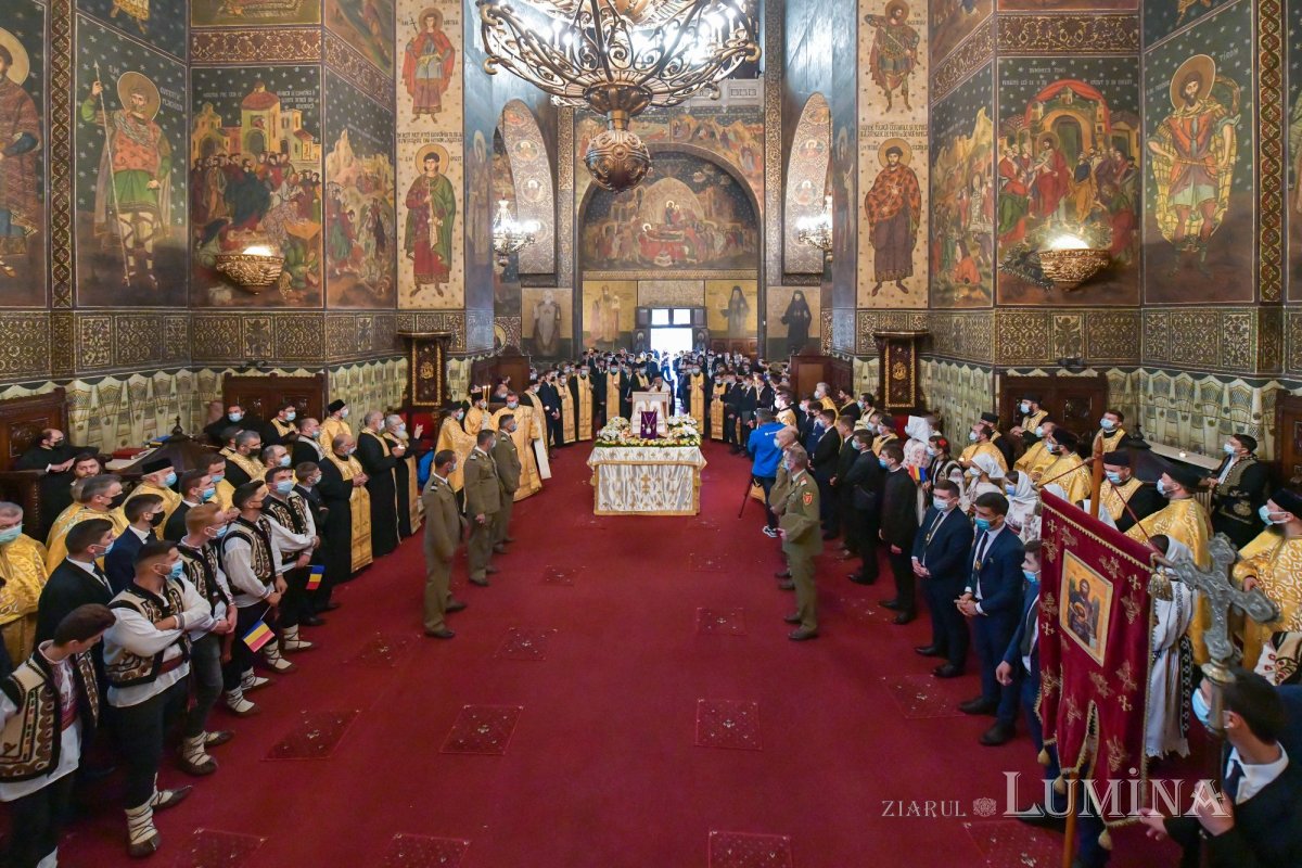 Osemintele Episcopului Nifon Niculescu purtate în procesiune la ceas de seară 185402