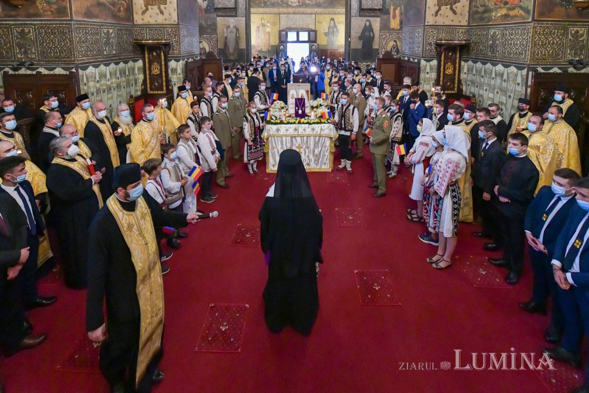 Osemintele Episcopului Nifon Niculescu purtate în procesiune la ceas de seară 185403
