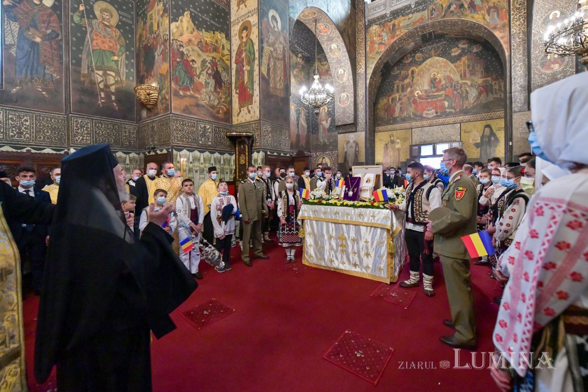 Osemintele Episcopului Nifon Niculescu purtate în procesiune la ceas de seară 185404