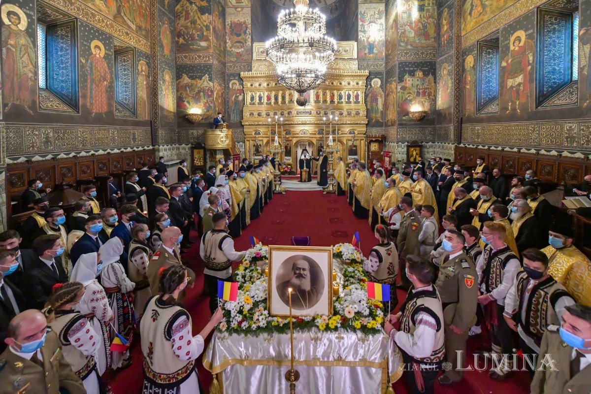 Osemintele Episcopului Nifon Niculescu purtate în procesiune la ceas de seară 185405