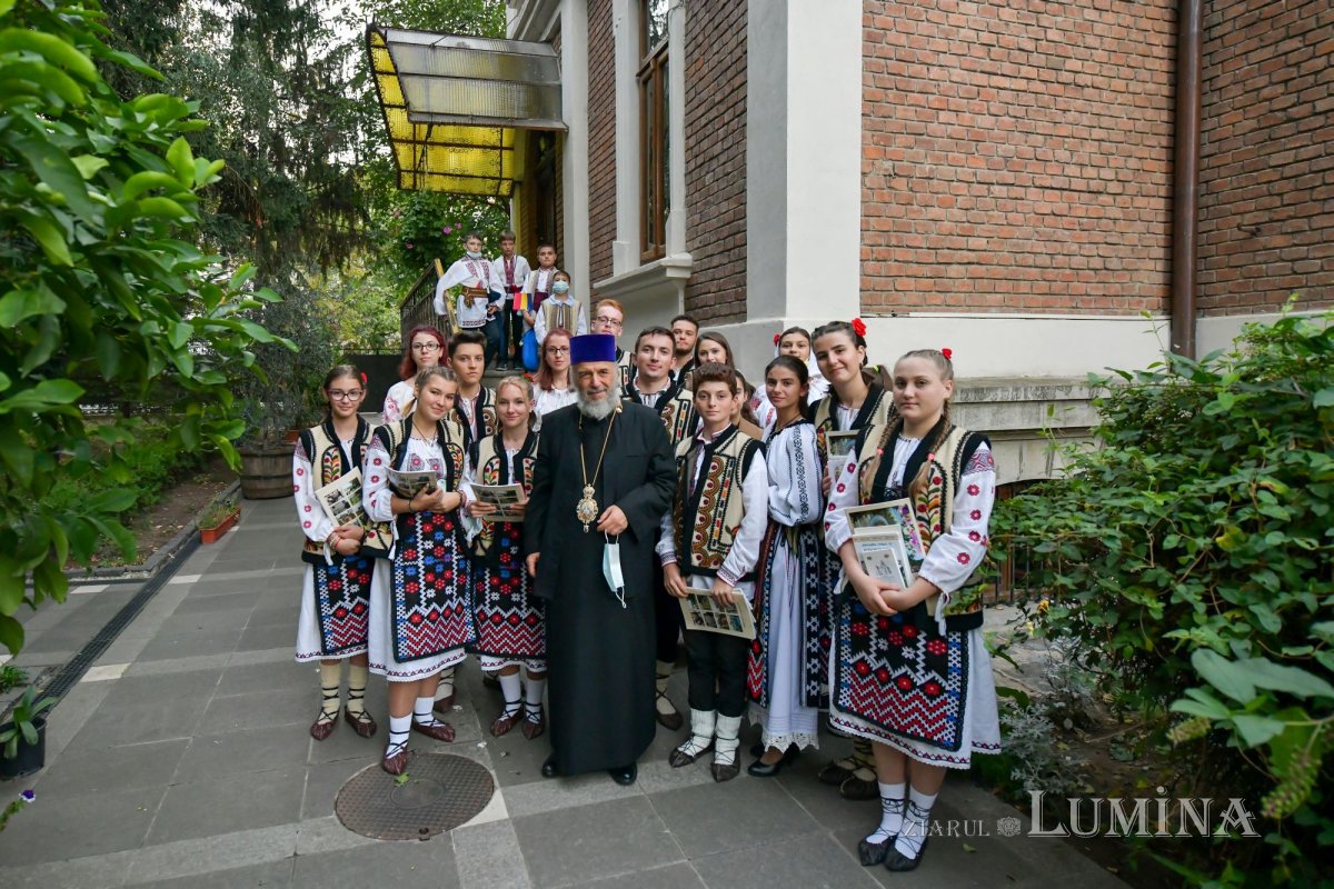 Osemintele Episcopului Nifon Niculescu purtate în procesiune la ceas de seară 185407