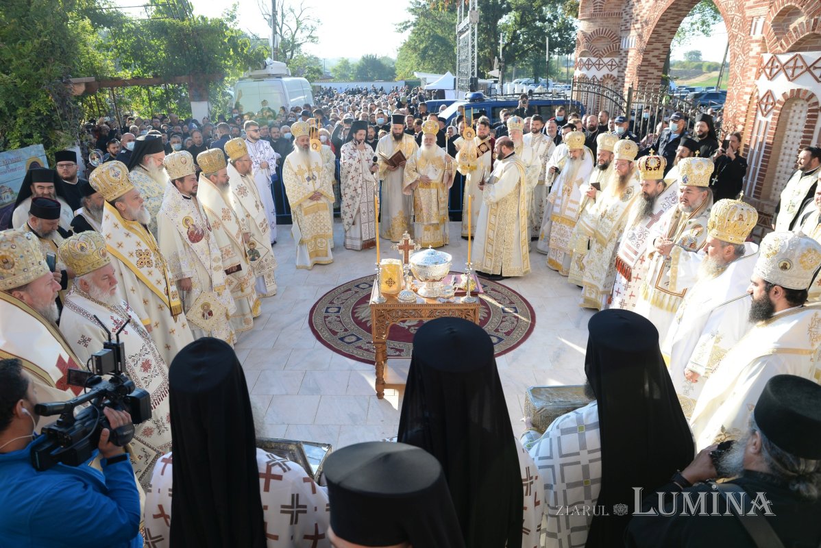 Biserica Mănăstirii Pantocrator a primit veșmântul sfințeniei 185431