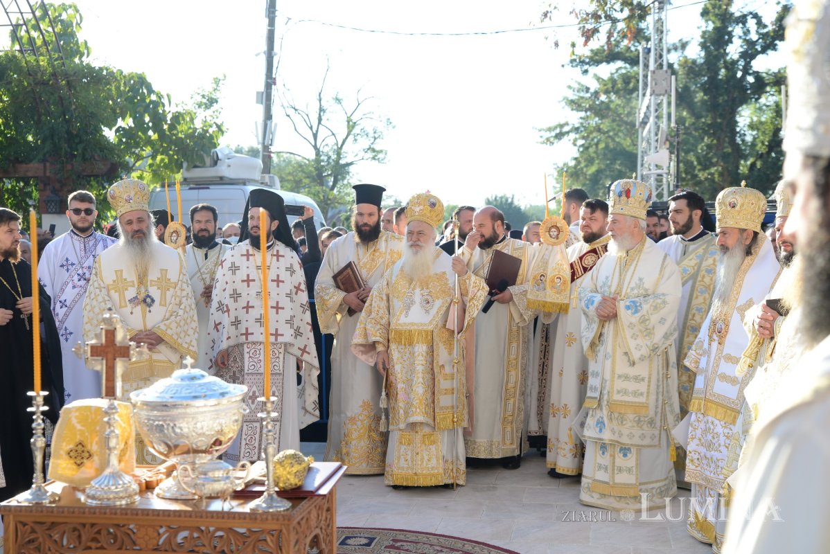 Biserica Mănăstirii Pantocrator a primit veșmântul sfințeniei 185432