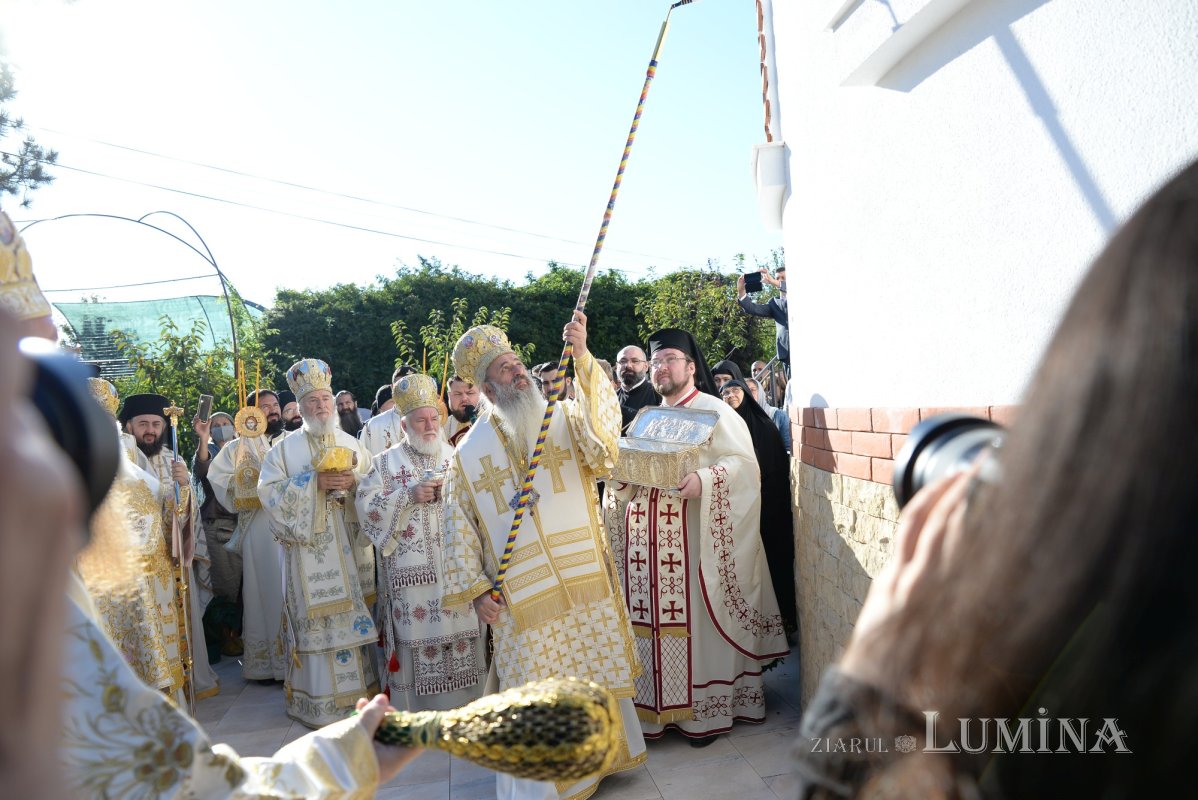 Biserica Mănăstirii Pantocrator a primit veșmântul sfințeniei 185434