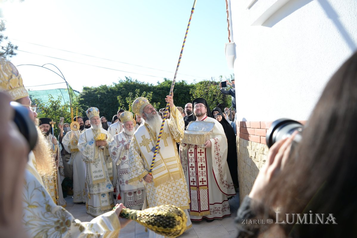Biserica Mănăstirii Pantocrator a primit veșmântul sfințeniei 185435