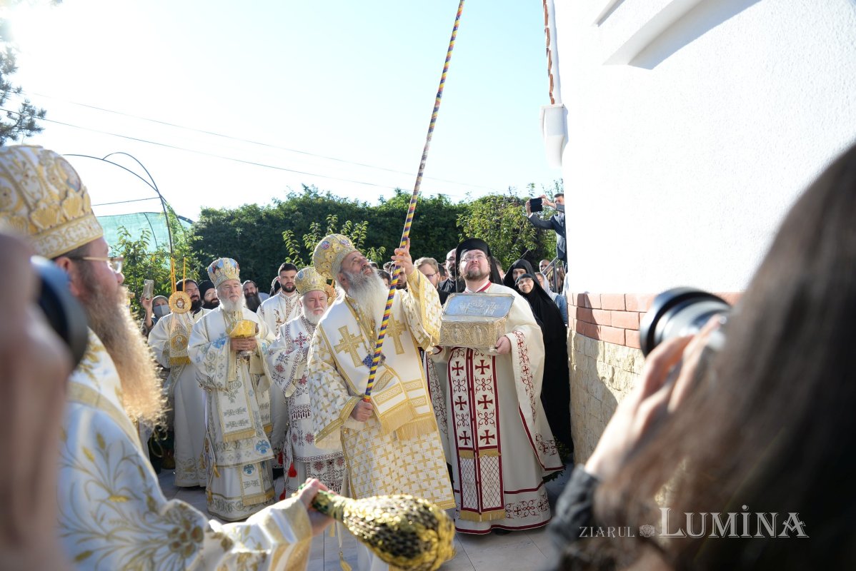 Biserica Mănăstirii Pantocrator a primit veșmântul sfințeniei 185436