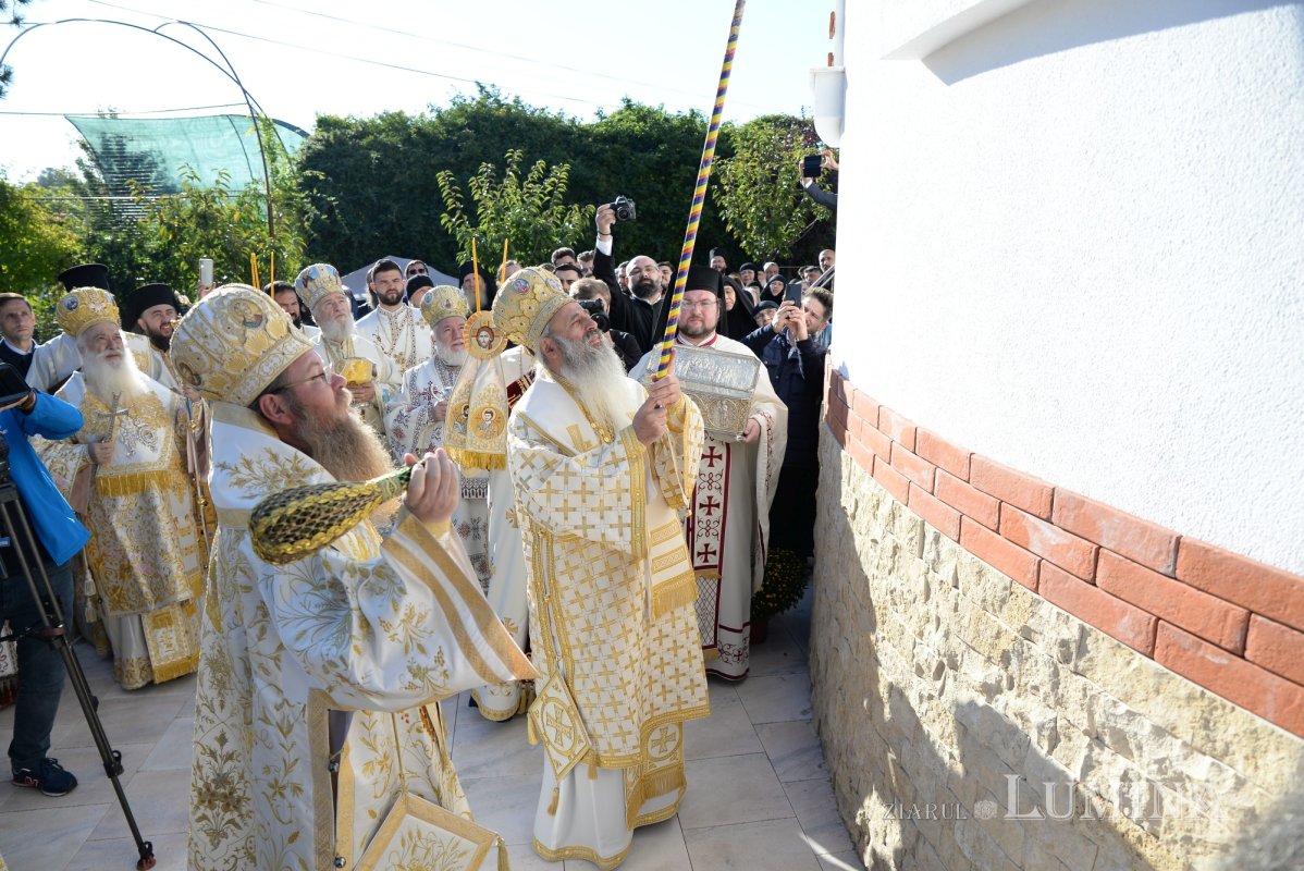 Biserica Mănăstirii Pantocrator a primit veșmântul sfințeniei 185439