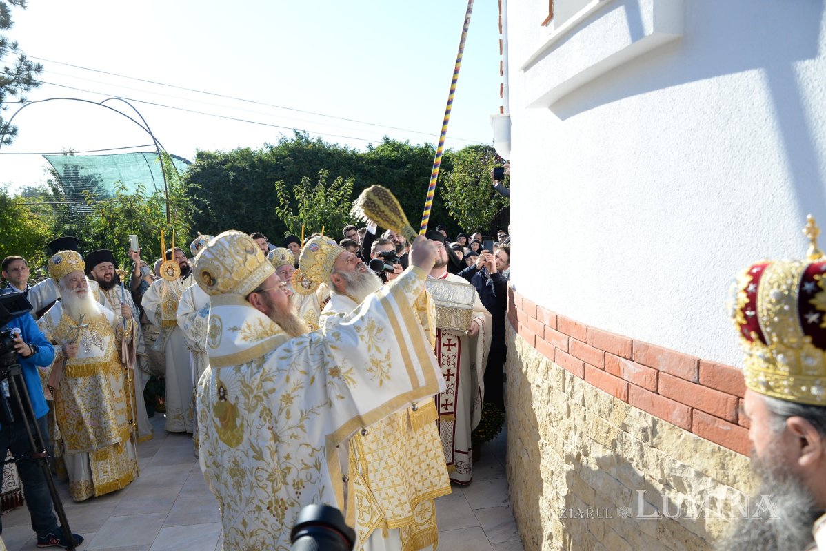 Biserica Mănăstirii Pantocrator a primit veșmântul sfințeniei 185440