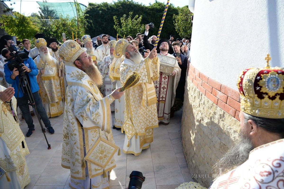 Biserica Mănăstirii Pantocrator a primit veșmântul sfințeniei 185441