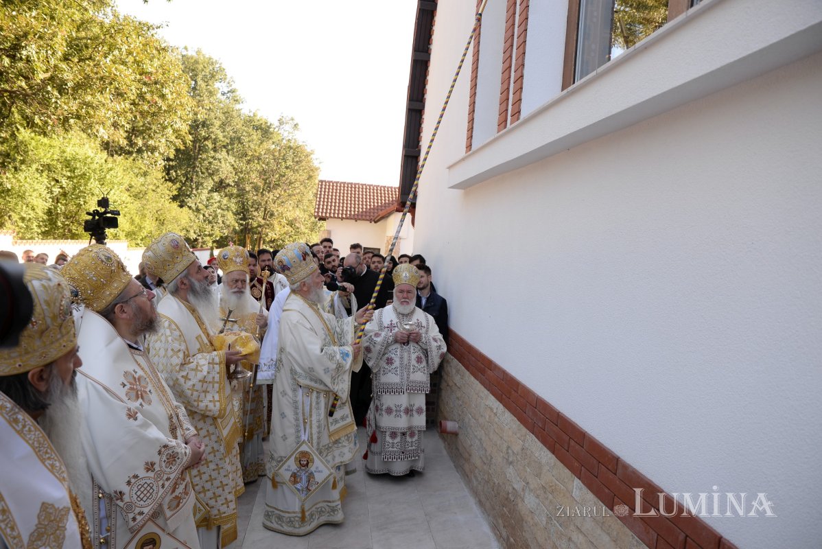 Biserica Mănăstirii Pantocrator a primit veșmântul sfințeniei 185444