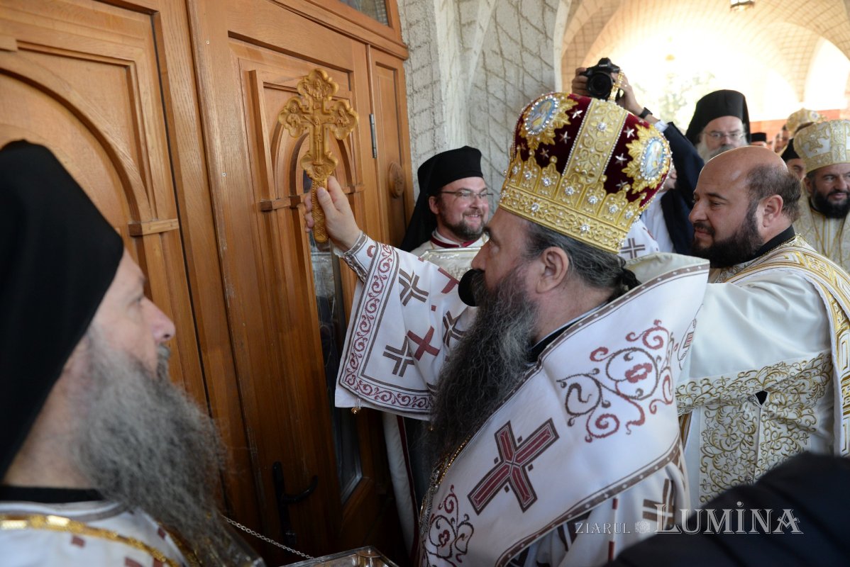 Biserica Mănăstirii Pantocrator a primit veșmântul sfințeniei 185450