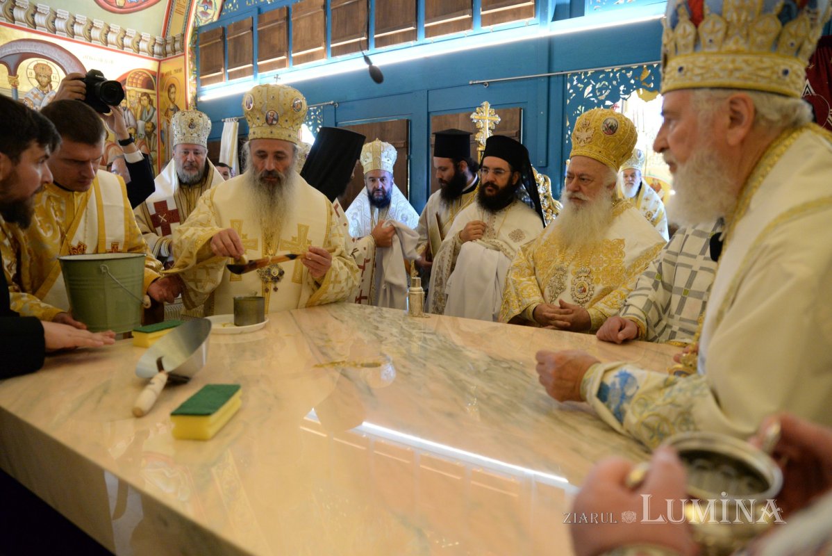 Biserica Mănăstirii Pantocrator a primit veșmântul sfințeniei 185451