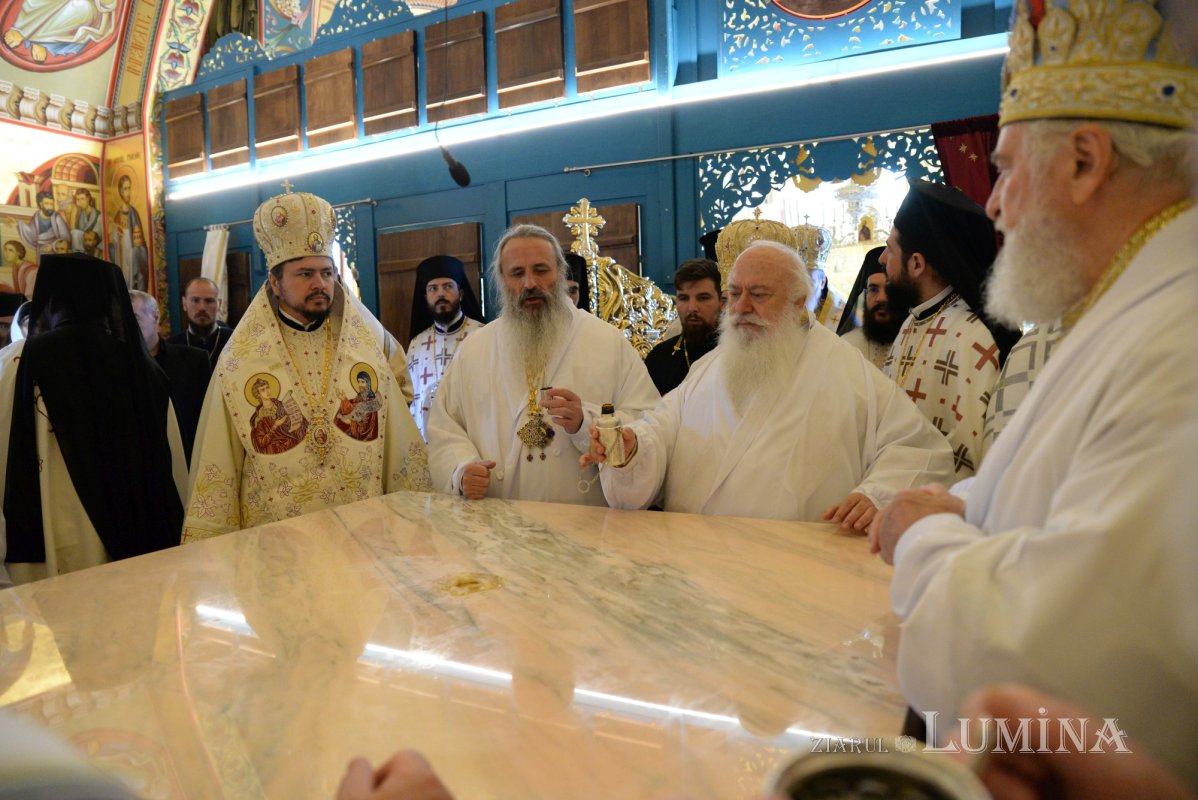 Biserica Mănăstirii Pantocrator a primit veșmântul sfințeniei 185452