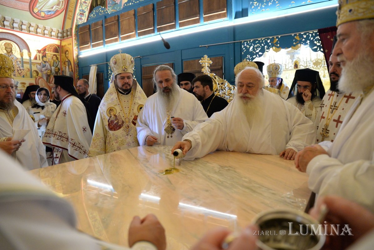 Biserica Mănăstirii Pantocrator a primit veșmântul sfințeniei 185453