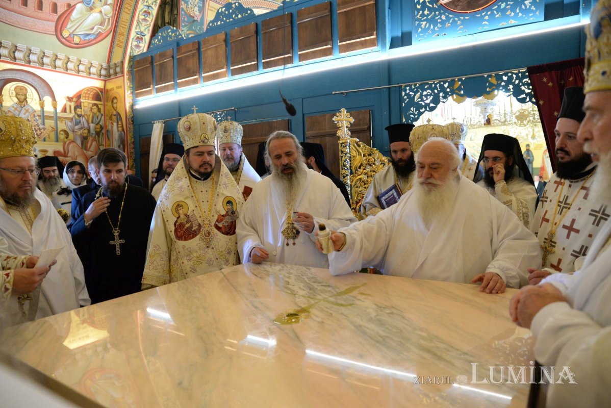 Biserica Mănăstirii Pantocrator a primit veșmântul sfințeniei 185454