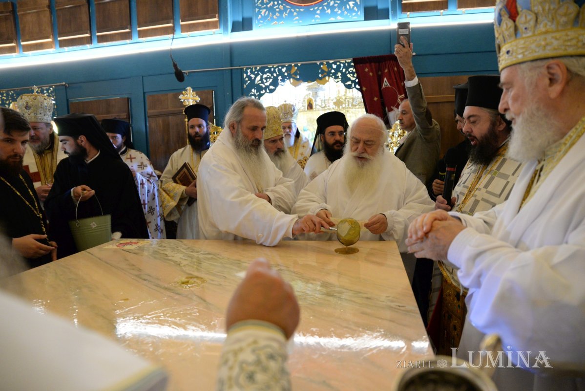 Biserica Mănăstirii Pantocrator a primit veșmântul sfințeniei 185455