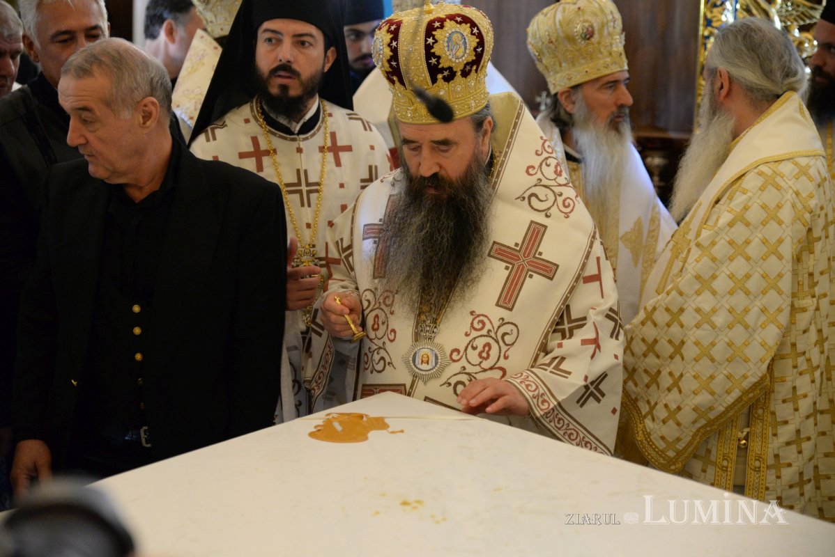 Biserica Mănăstirii Pantocrator a primit veșmântul sfințeniei 185456