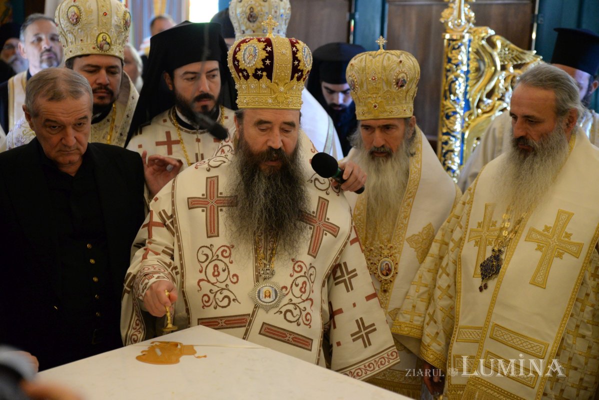 Biserica Mănăstirii Pantocrator a primit veșmântul sfințeniei 185457