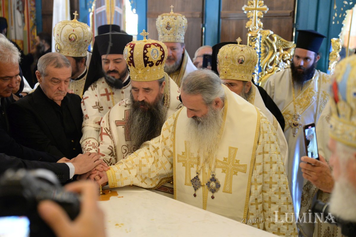 Biserica Mănăstirii Pantocrator a primit veșmântul sfințeniei 185458