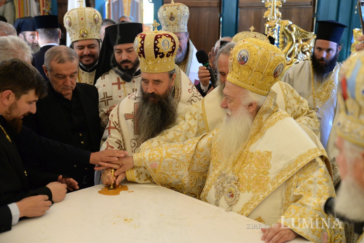 Biserica Mănăstirii Pantocrator a primit veșmântul sfințeniei 185459