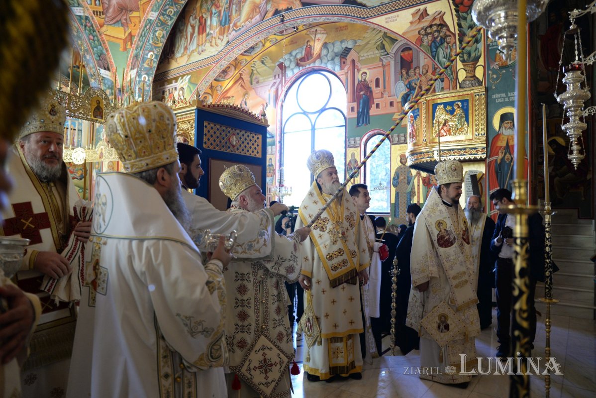Biserica Mănăstirii Pantocrator a primit veșmântul sfințeniei 185463