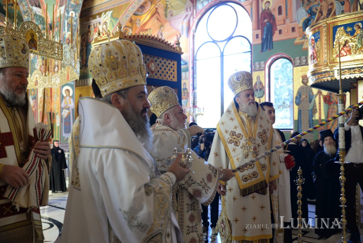 Biserica Mănăstirii Pantocrator a primit veșmântul sfințeniei 185465