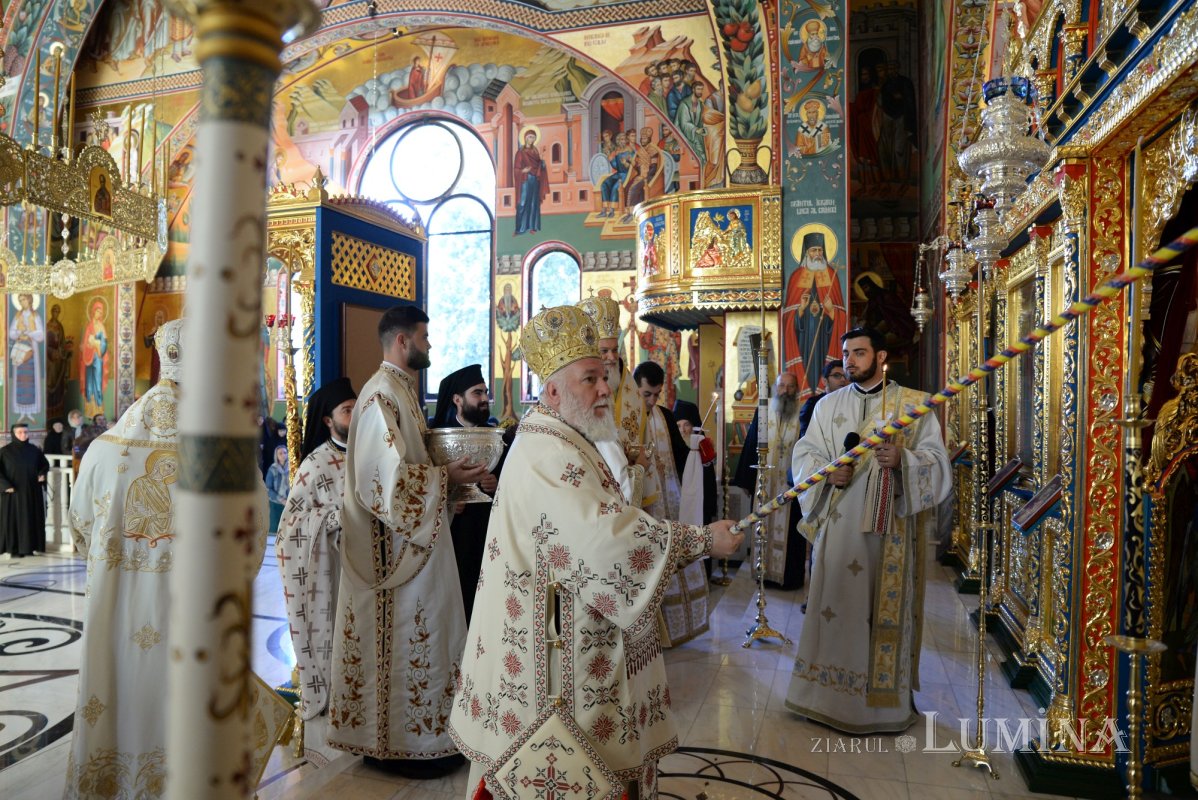 Biserica Mănăstirii Pantocrator a primit veșmântul sfințeniei 185466