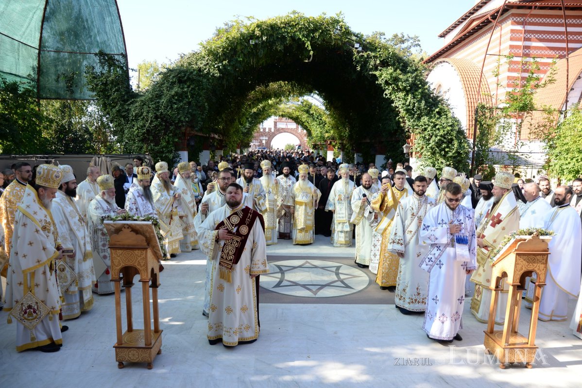 Biserica Mănăstirii Pantocrator a primit veșmântul sfințeniei 185468