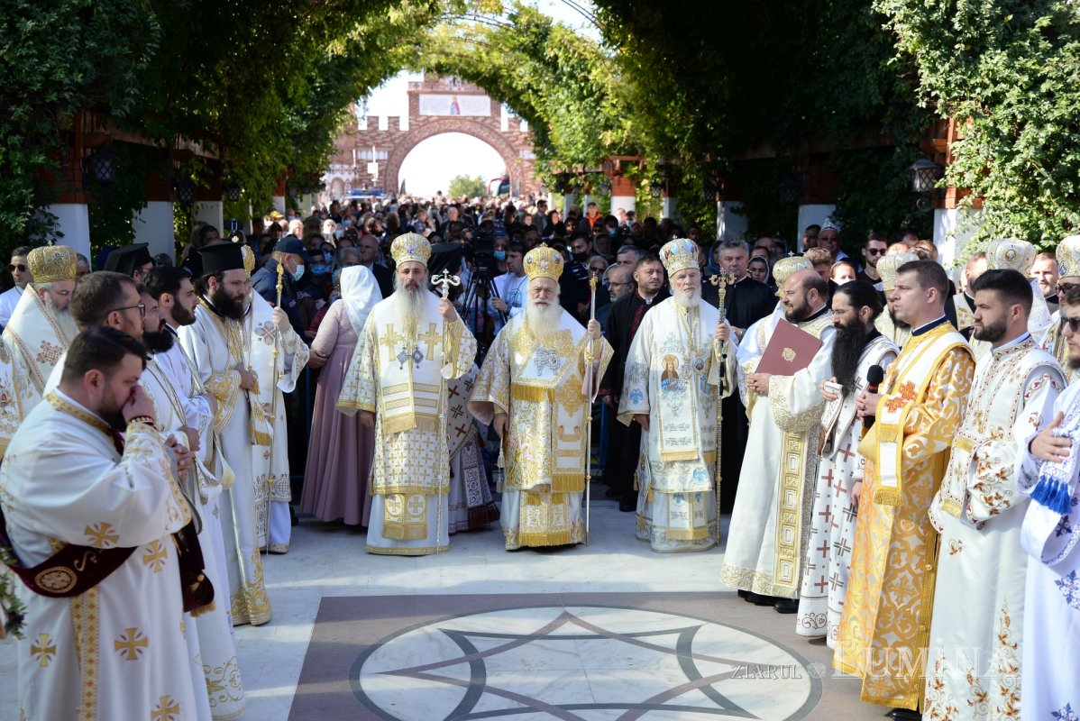 Biserica Mănăstirii Pantocrator a primit veșmântul sfințeniei 185470