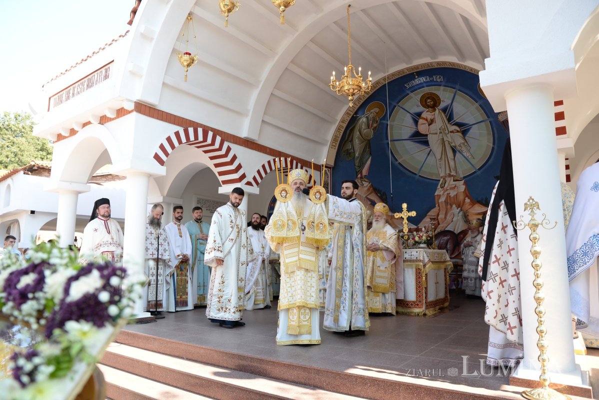 Biserica Mănăstirii Pantocrator a primit veșmântul sfințeniei 185476