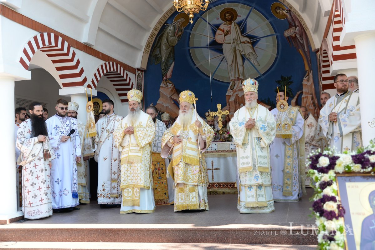 Biserica Mănăstirii Pantocrator a primit veșmântul sfințeniei 185481