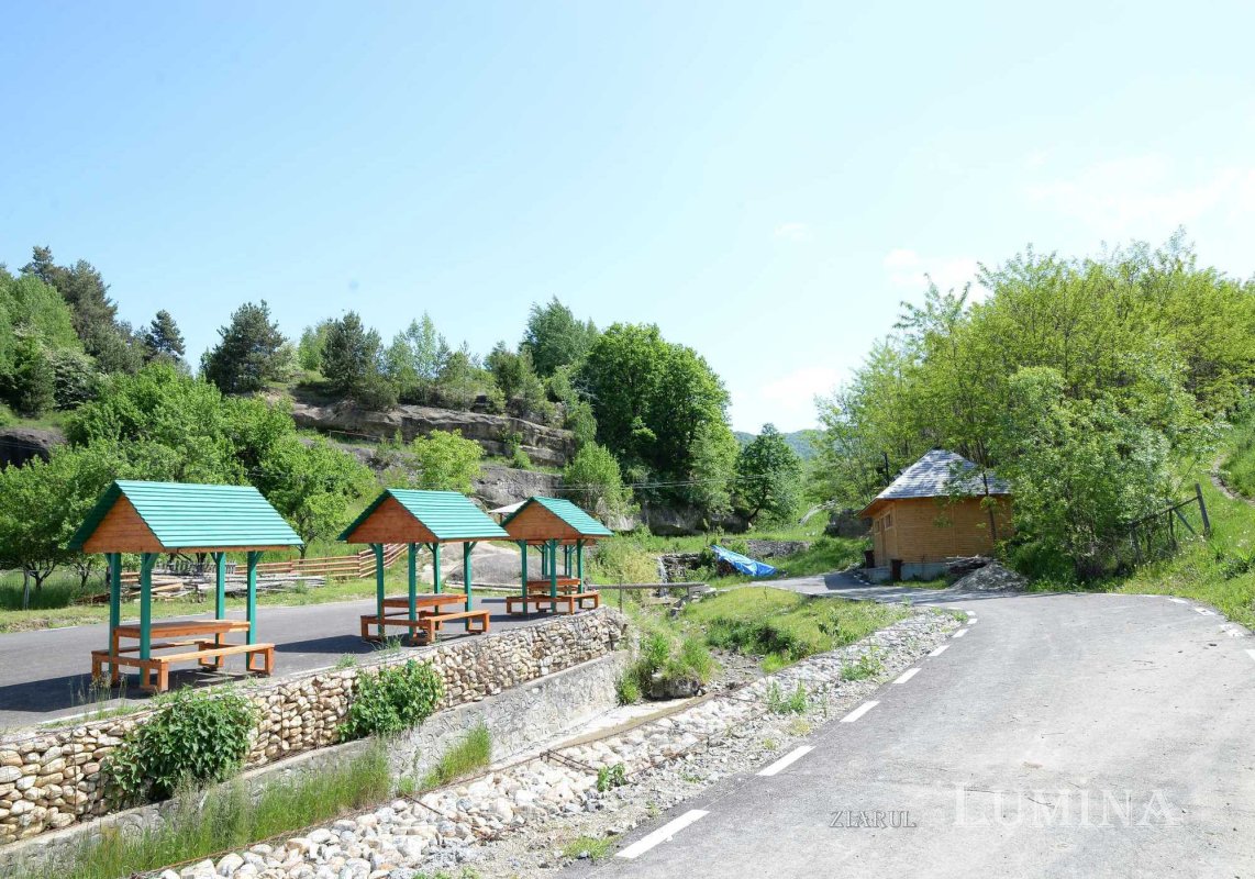 Curtea mamei Uța, unde retrăiești revelația veșniciei 184973